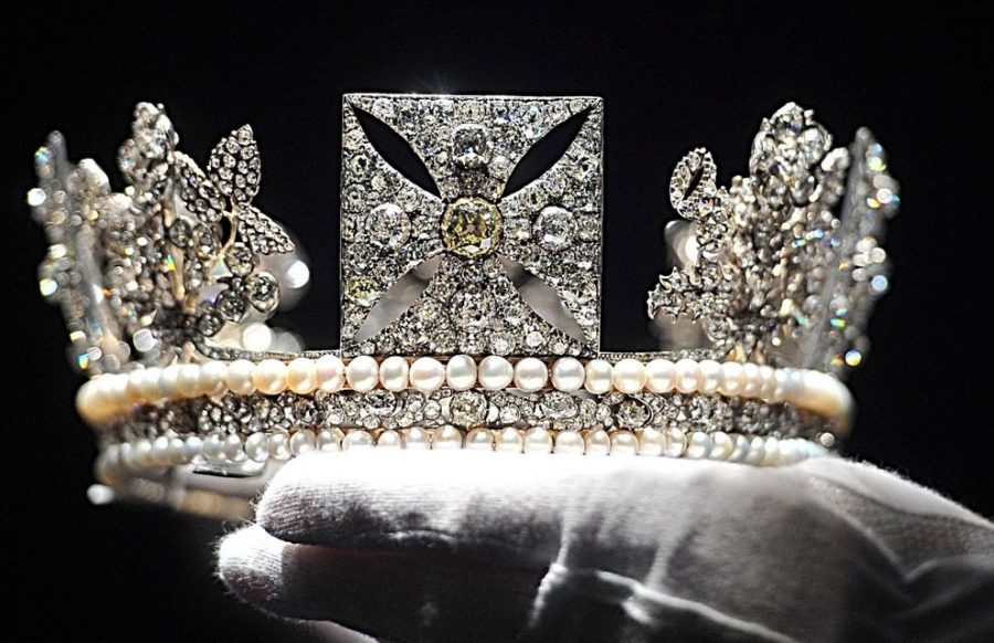 تاج گرانبهای ملکه الیزابت با ۱۳۳۳ الماس